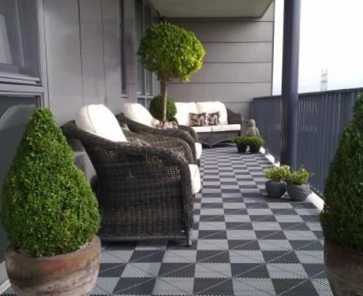 Balkon met tegels van kunststof