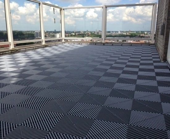Balkonvloer met kunststof PVC kliktegels