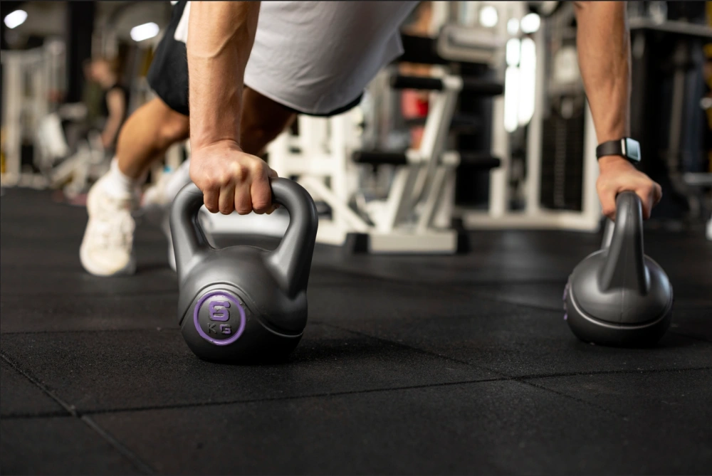 Man die sport met kettlebells