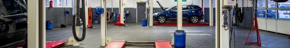 PVC vloeren in een garage met auto's
