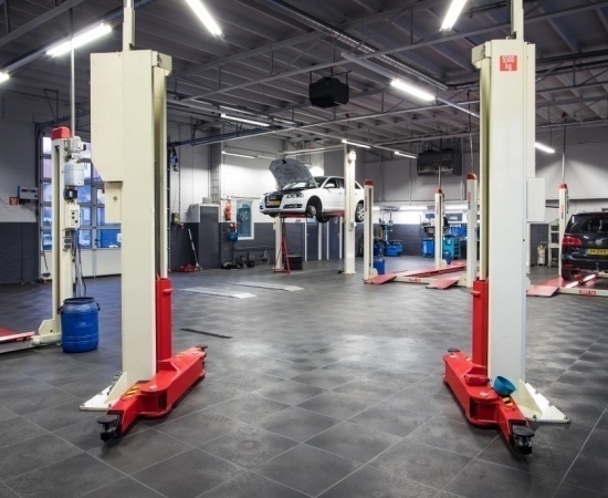 Duurzame vloer bedrijf werkplaats pvc kliktegels