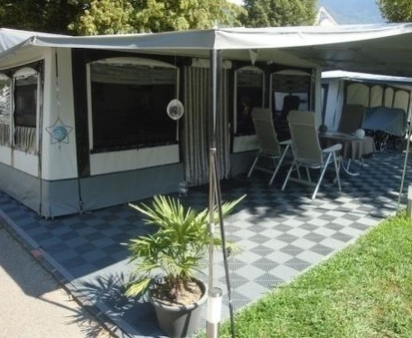 Luifel en vloertent tegels op de camping