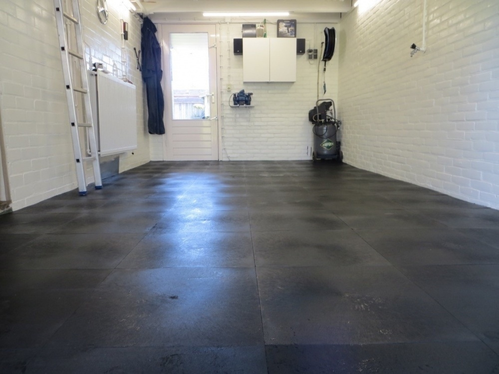 Impressie van een aangelegde garagevloer met PVC Kliktegels.