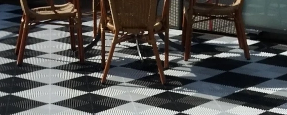 Zwart-witte balkon vloer van kunststof RibDeck kliktegels